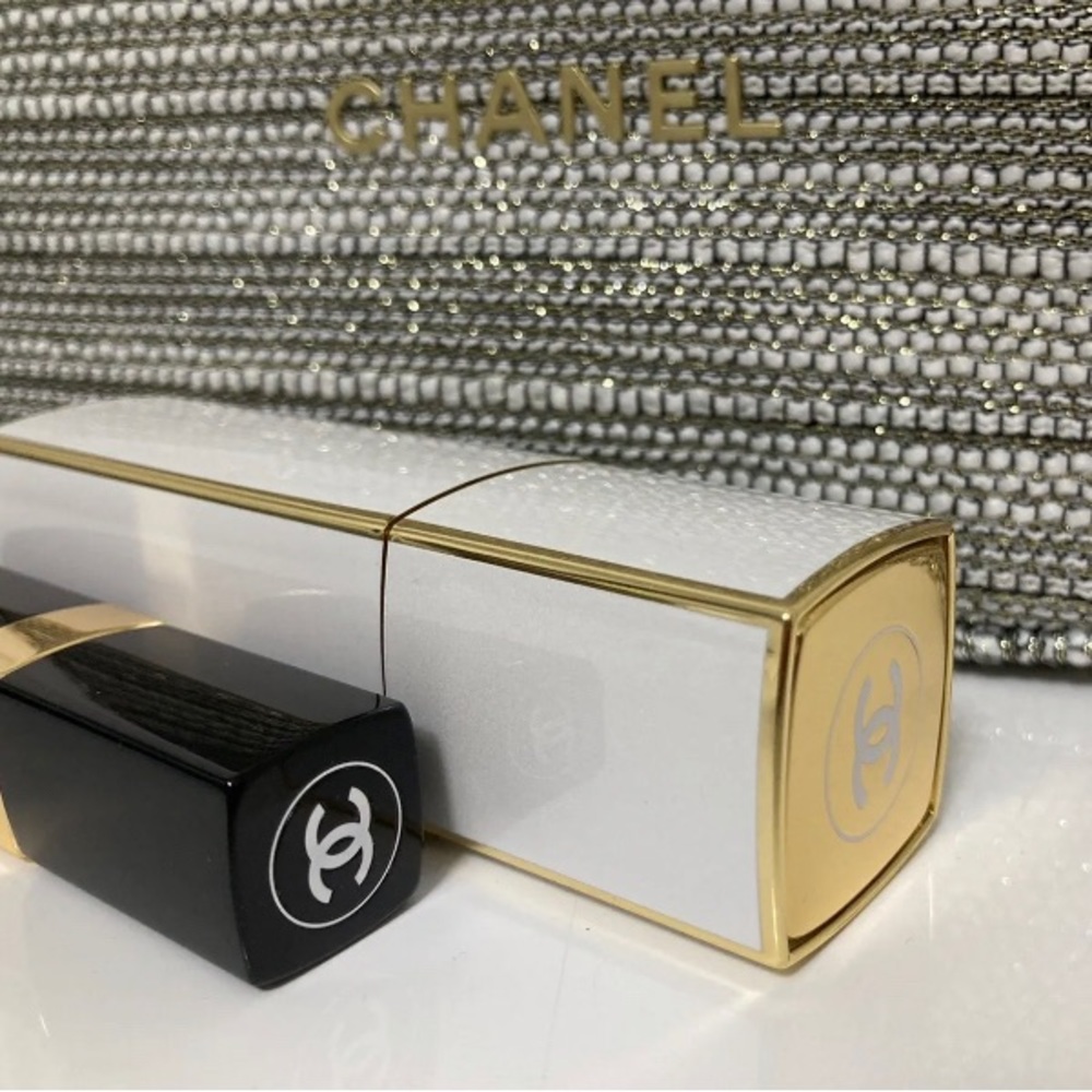 Chanel Christmas Holiday Set including pouch, perfume, and lip balm - Picture 4 of 4